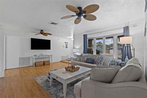 House in Seminole, Florida 3 bedrooms, 149.2 sq.m. № 1912127 - photo 19