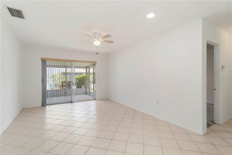 Condo in Bradenton, Florida, 1 bedroom  № 1747611 - photo 12