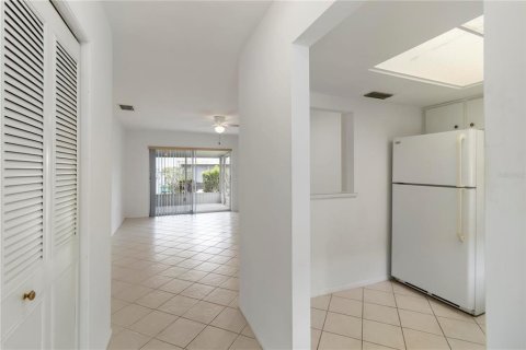 Condo in Bradenton, Florida, 1 bedroom  № 1747611 - photo 11