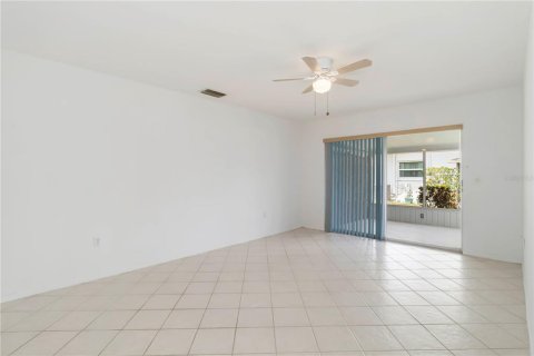 Condo in Bradenton, Florida, 1 bedroom  № 1747611 - photo 13