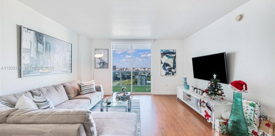 Condominio en Miami, Florida, 1 dormitorio  № 1993485