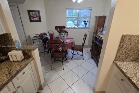Condominio en venta en Pembroke Pines, Florida, 2 dormitorios, 142.42 m2 № 1952455 - foto 2