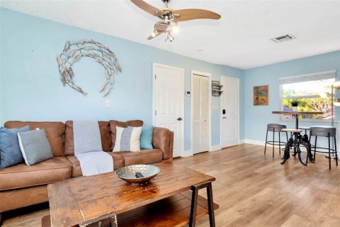 Apartment in Saint Petersburg, Florida 2 bedrooms, 63.17 sq.m. № 2204447 - photo 10