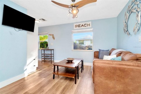 Apartment in Saint Petersburg, Florida 2 bedrooms, 63.17 sq.m. № 2204447 - photo 9