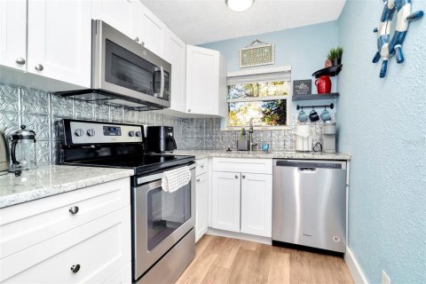 Apartment in Saint Petersburg, Florida 2 bedrooms, 63.17 sq.m. № 2204447 - photo 12