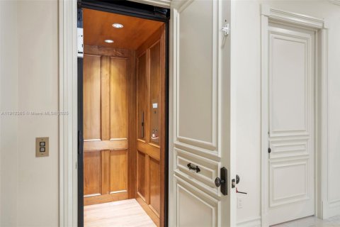 Casa en venta en Miami, Florida, 7 dormitorios, 788.28 m2 № 1968710 - foto 22