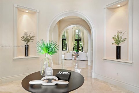 Casa en venta en Miami, Florida, 7 dormitorios, 788.28 m2 № 1968710 - foto 4