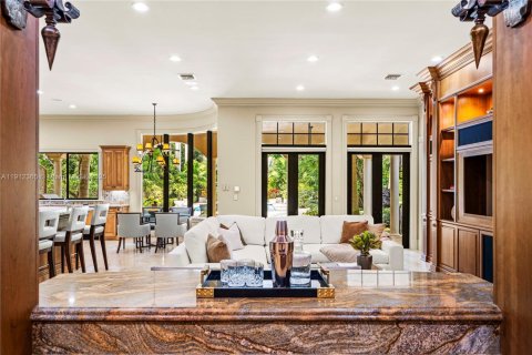 Casa en venta en Miami, Florida, 7 dormitorios, 788.28 m2 № 1968710 - foto 13