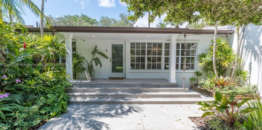 Дом в Пайнкрест, Флорида 4 спальни, 287.25м2 № 1963484