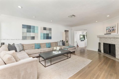 Снять в аренду виллу или дом в Пайнкрест, Флорида 4 спальни, 287.25м2, № 1963484 - фото 3