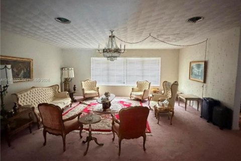 House in Miami, Florida 4 bedrooms, 396.97 sq.m. № 2087963 - photo 4
