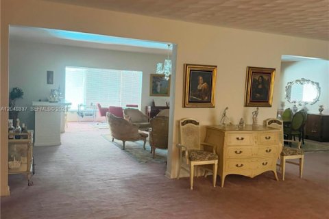 House in Miami, Florida 4 bedrooms, 396.97 sq.m. № 2087963 - photo 3