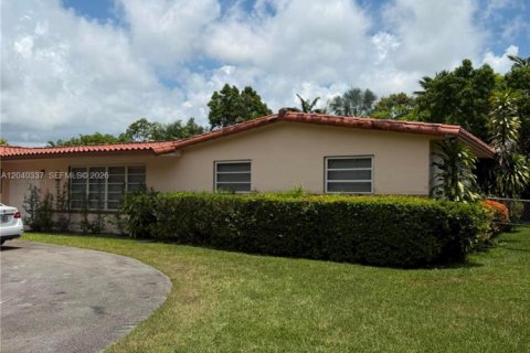 House in Miami, Florida 4 bedrooms, 396.97 sq.m. № 2087963