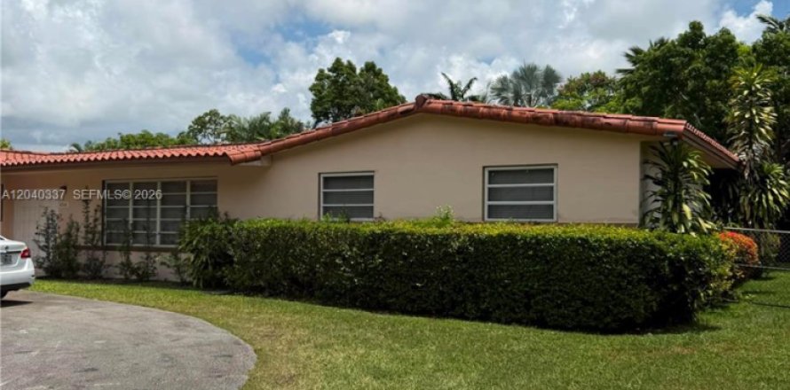 House in Miami, Florida 4 bedrooms, 396.97 sq.m. № 2087963