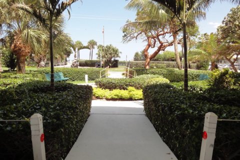 Condo in Deerfield Beach, Florida, 1 bedroom  № 1049887 - photo 1