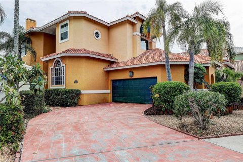 House in Apollo Beach, Florida 4 bedrooms, 302.86 sq.m. № 2396499 - photo 3