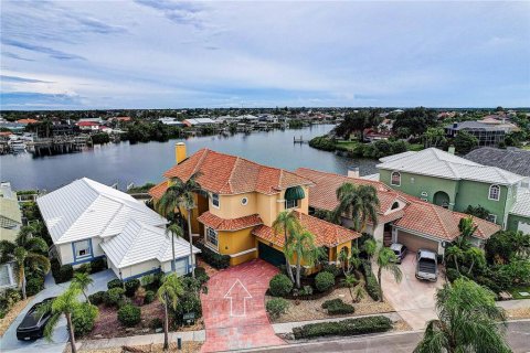 House in Apollo Beach, Florida 4 bedrooms, 302.86 sq.m. № 2396499