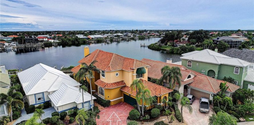 House in Apollo Beach, Florida 4 bedrooms, 302.86 sq.m. № 2396499