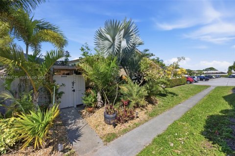 Townhouse in Palm Beach Gardens, Florida 3 bedrooms, 118.54 sq.m. № 2051037 - photo 2