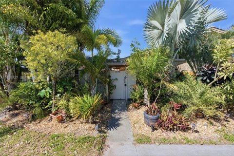 Townhouse in Palm Beach Gardens, Florida 3 bedrooms, 118.54 sq.m. № 2051037 - photo 3