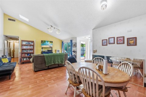 Townhouse in Palm Beach Gardens, Florida 3 bedrooms, 118.54 sq.m. № 2051037 - photo 10