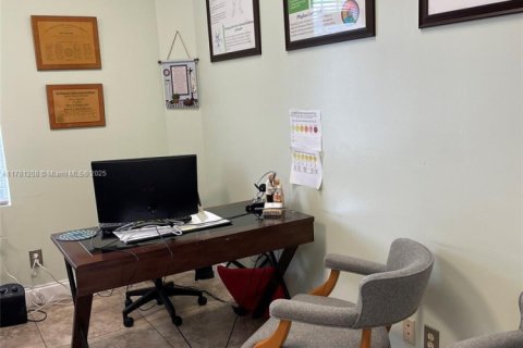Propiedad comercial en venta en Port St. Lucie, Florida, 4 dormitorios, 168.71 m2 № 1862810 - foto 1