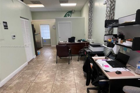 Propiedad comercial en venta en Port St. Lucie, Florida, 4 dormitorios, 168.71 m2 № 1862810 - foto 3