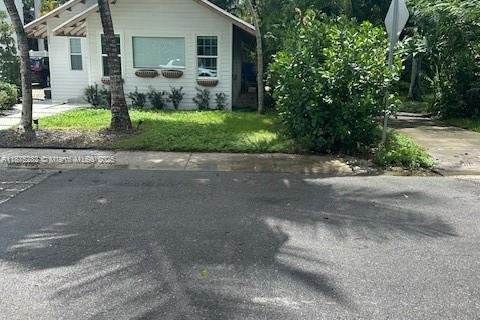 House in Fort Lauderdale, Florida 4 bedrooms № 1923897 - photo 1