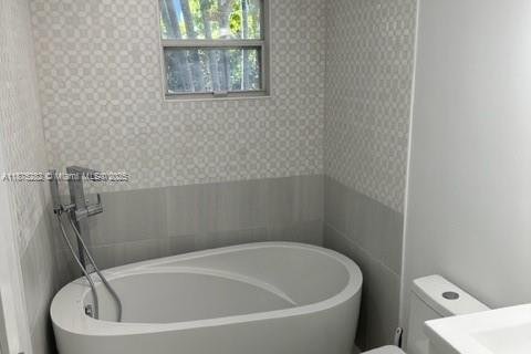 House in Fort Lauderdale, Florida 4 bedrooms № 1923897 - photo 4