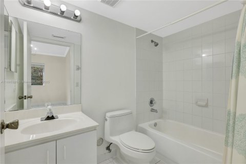 Adosado en venta en Miami, Florida, 3 dormitorios, 106.84 m2 № 1952378 - foto 16