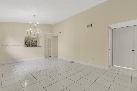 Adosado en venta en Miami, Florida, 3 dormitorios, 106.84 m2 № 1952378 - foto 4