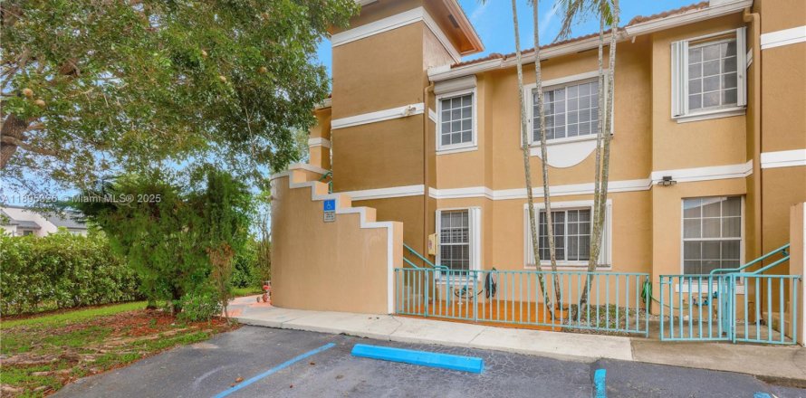 Adosado en Miami, Florida 3 dormitorios, 106.84 m2 № 1952378