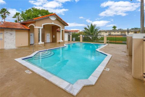 Adosado en venta en Miami, Florida, 3 dormitorios, 106.84 m2 № 1952378 - foto 23