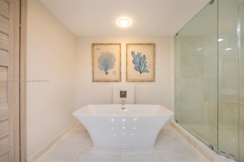 Condo in North Miami Beach, Florida, 3 bedrooms  № 1920320 - photo 18