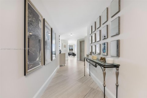 Condo in North Miami Beach, Florida, 3 bedrooms  № 1920320 - photo 2