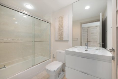 Condo in North Miami Beach, Florida, 3 bedrooms  № 1920320 - photo 19