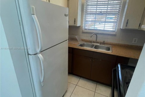 Снять в аренду квартиру в Мирамар, Флорида 2 спальни, 861.67м2, № 1992751 - фото 4