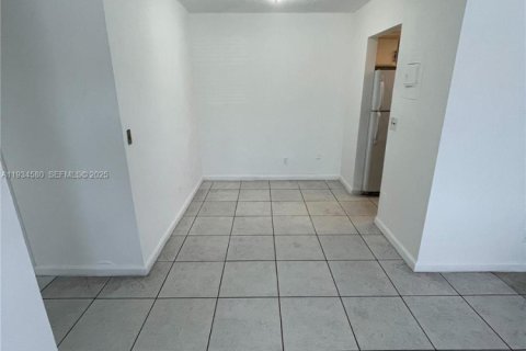 Снять в аренду квартиру в Мирамар, Флорида 2 спальни, 861.67м2, № 1992751 - фото 3