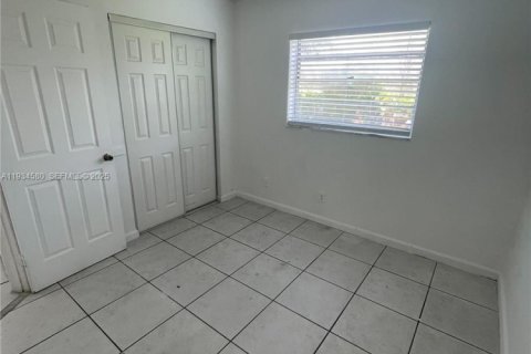 Снять в аренду квартиру в Мирамар, Флорида 2 спальни, 861.67м2, № 1992751 - фото 7