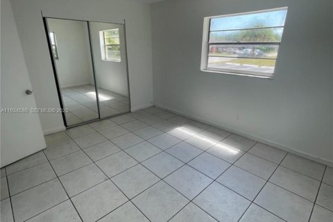 Снять в аренду квартиру в Мирамар, Флорида 2 спальни, 861.67м2, № 1992751 - фото 8