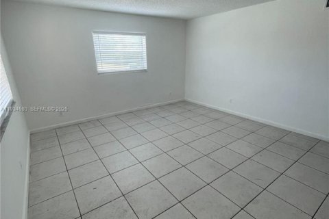 Снять в аренду квартиру в Мирамар, Флорида 2 спальни, 861.67м2, № 1992751 - фото 1