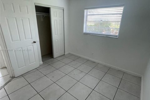 Снять в аренду квартиру в Мирамар, Флорида 2 спальни, 861.67м2, № 1992751 - фото 6