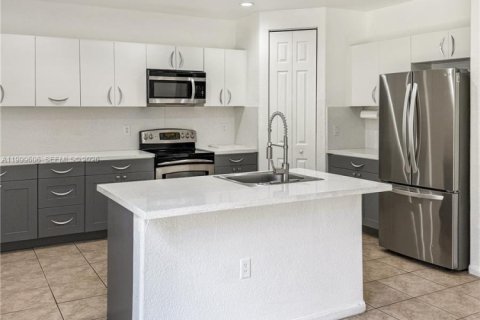 Touwnhouse à louer à Miramar, Floride: 4 chambres, 168.62 m2 № 2064360 - photo 3