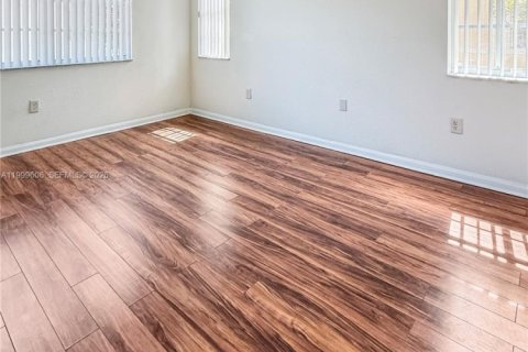 Touwnhouse à louer à Miramar, Floride: 4 chambres, 168.62 m2 № 2064360 - photo 12
