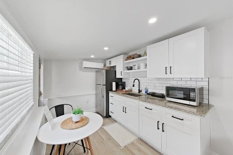 House in Tampa, Florida 5 bedrooms, 190.26 sq.m. № 2431900 - photo 25