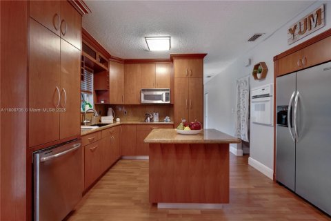 Casa en venta en Miami, Florida, 5 dormitorios, 285.58 m2 № 1739045 - foto 11