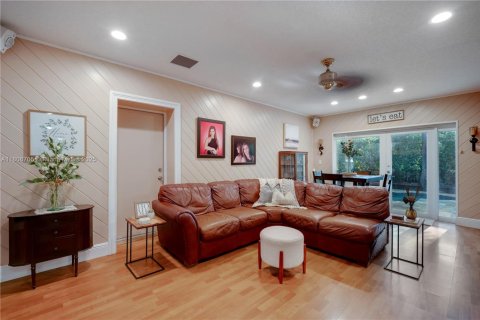 Casa en venta en Miami, Florida, 5 dormitorios, 285.58 m2 № 1739045 - foto 15