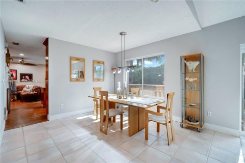 Casa en venta en Miami, Florida, 5 dormitorios, 285.58 m2 № 1739045 - foto 8
