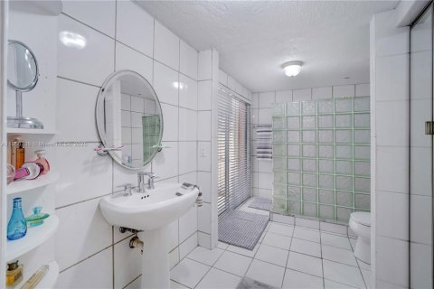 Casa en venta en Miami, Florida, 5 dormitorios, 285.58 m2 № 1739045 - foto 19