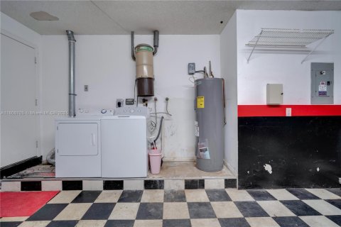Casa en venta en Miami, Florida, 5 dormitorios, 285.58 m2 № 1739045 - foto 27